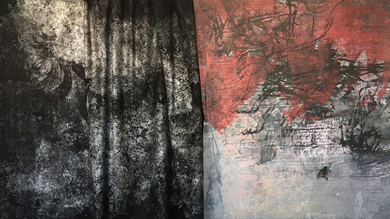 Screentryck på textil och papper. Trycket på tyget till höger är svartspräckligt och man anar nästan ett ansikte, en figur. Papperet till höger. Det är rött på den övre halvan och gråvitt nertill, streck och former i svart är tryckta på hela ytan. Gränsen mellan det svarta och röda är ojämn och nästan som bergstoppar. Mitt på den nedre delen syns en fluga.