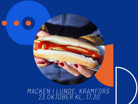 En hand med rött nagellack som håller i en korv med bröd och ketchup.