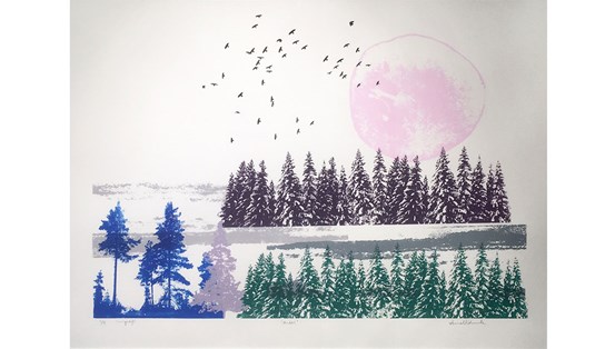 En serigrafi tryckt på vitt papper. På nedre delen av trycket är det ett par rader med skog i siluett, de olika partierna är i olika färger som blått, grönt, lila. På himlen ovanför syns en flock fåglar mot vit himmel och en stor rosa sol eller måne. 