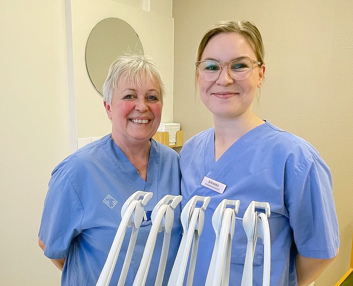 alt='Ortodontiassistenterna Berit Persson Wiklund och Johanna Johansson arbetar i Örnsköldsvik men började den 21 februari att ta emot ortodontipatienter på Folktandvårdens klinik i Kramfors.'