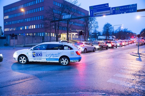 Taxibil som kör i en korsning