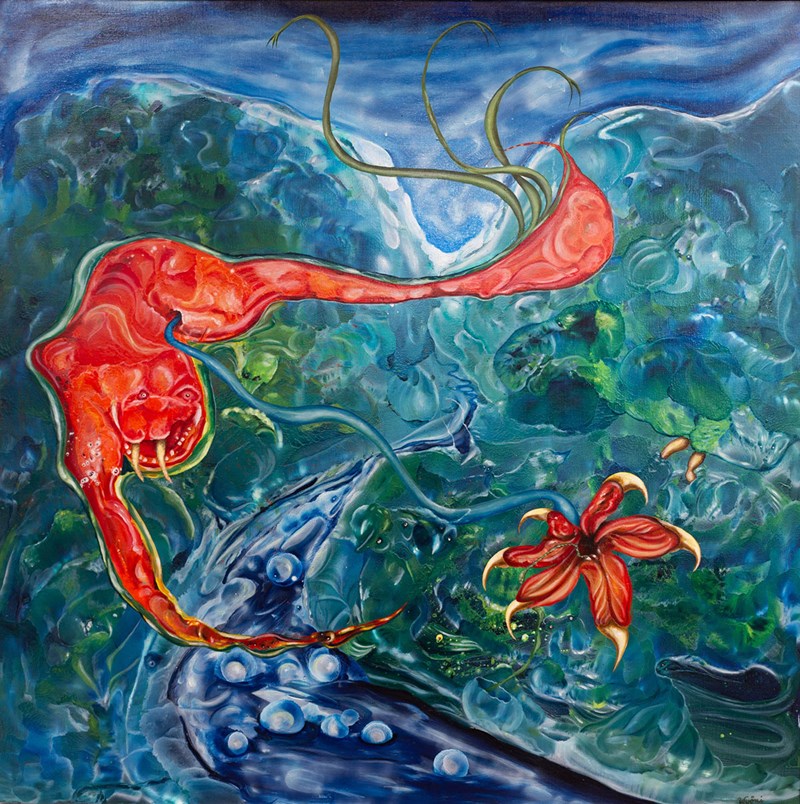 Ett knallrött havsdjur med gula huggtänder rör sej mot en bakgrund av gröna havsväxter och blått strömmande vatten. Ut ur varelsens mage växer en blå slang med en röd och gul blomma. 