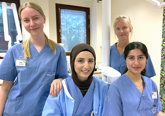 En grupp tandläkarstudenter står i ett behandlingsrum: Tandläkarstudenterna från vänster: Sofia Lindgren, Rawan Jalilati, Ebba Gabrielsson och Roxanna Barghi.