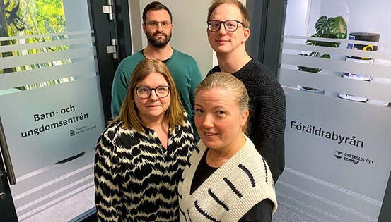 Gruppbild på Andreas Ögren, Marie-Therese Jonsson, Erik Karlsson och Sara Söderlund som står i entrén av mottagningen