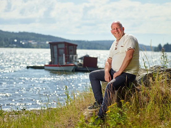 Per Viktröm sitter vid vattnet och tittar mot kameran.