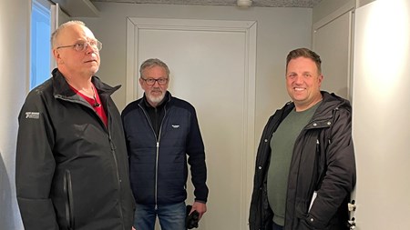 Ulrik Nylander, Kent Forsberg och David Tengerström kollar på energieffektivisering vid Veckefjärdens GC. 