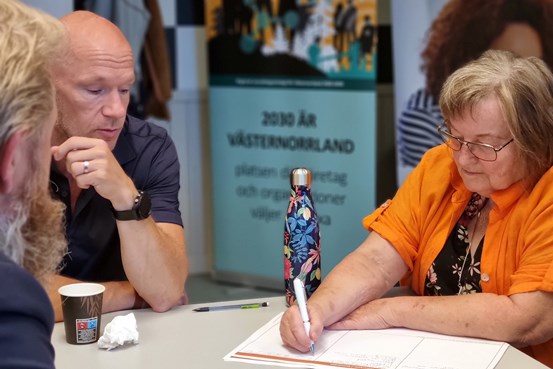 Människor som i workshop gör ett arbete tillsammans