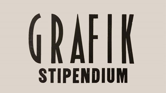 Texten "Grafikstipendium" i svart mot grå bakgrund. 