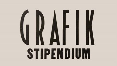 Texten "Grafikstipendium" i svart mot grå bakgrund. 