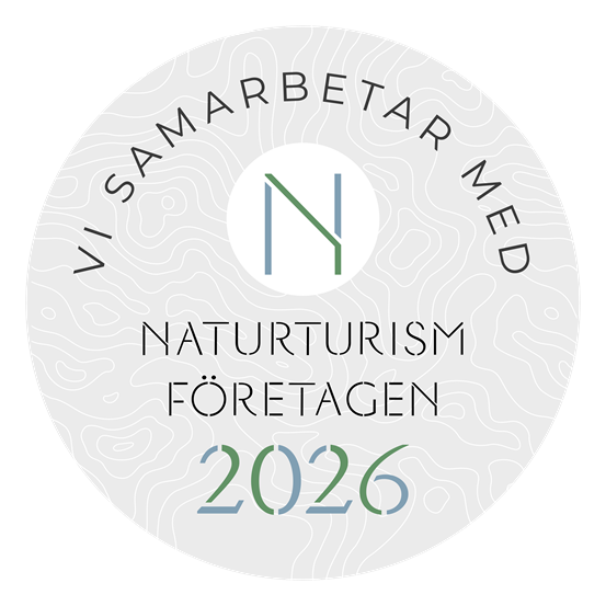En rund logotyp i grått, vitt och grönt med texten Vi samarbetar med Naturturismföretagen 2024.
