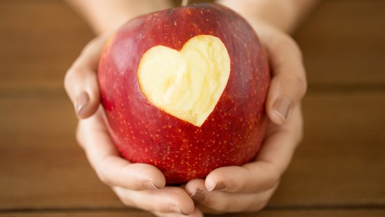 Ett rött äpple med hjärta