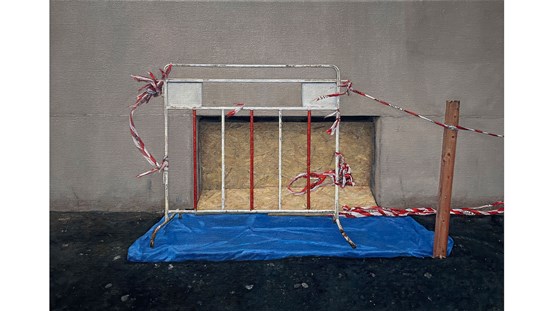 Målning. Framför ett källarfönster i gatunivå ligger en blå liten presenning. På den står ett grindliknande vit- och rödmålat föremål. Fäst på sidorna är rödvita plastband. Två av dessa sträcker sig utanför bild. Det ena går via förbi en fyrkantig stolpe i trä. Marken är svart med gråa fläckar, stenar? Stenväggen är grå och det sitter en spånskiva för källarfönstret. 