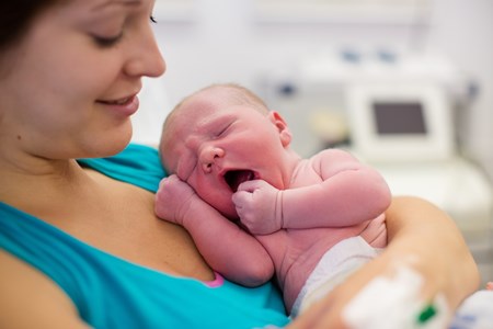 Nyfödd bebis med mamma
