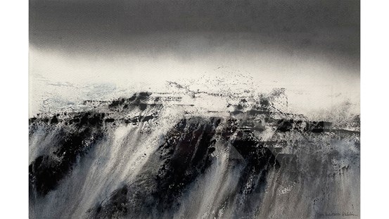 Akvarell i gråskala. Ett bergsmassiv,  jord, sten och snö, med ljust dis runt övre delen. Bakom syns en mörk himmel. 