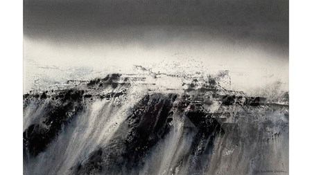 Akvarell i gråskala. Ett bergsmassiv, jord, sten och snö, med ljust dis runt övre delen. Bakom syns en mörk himmel.