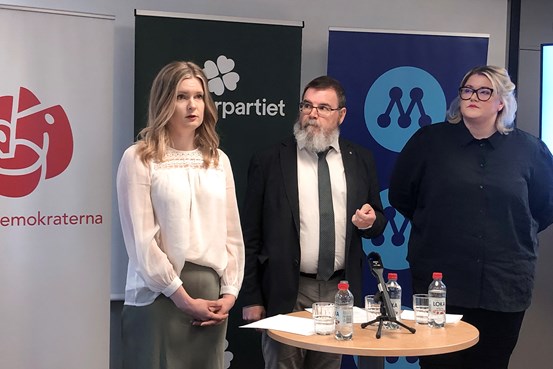 Från dagens presskonferens med majoritetspolitikerna Elina Backlund Arab (S) Jonny Lundin (C) och Viktoria Jansson (M)