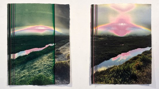 Två foton, landskap med grön växtlighet och vatten. Färger har bearbetats och det går vertikala streck över delar av fotona. 