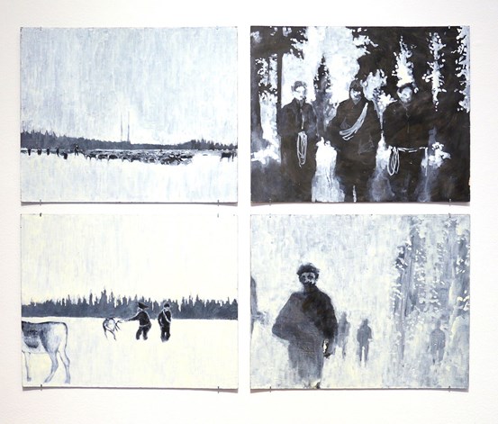 Fyra svartvita målningar som visar diffusa snöiga landskap med renar och människor. 