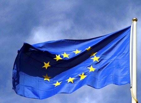 EU-flagga med blå himmel i bakgrunden