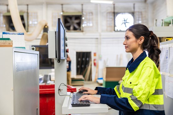 CNC-operatör vid CNC-maskin på en industri. 