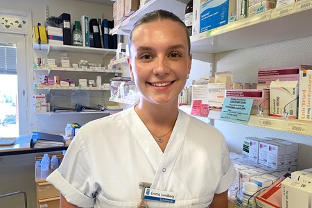 Emma står vid ett medicinskåp på MAVA hjärtavdelning