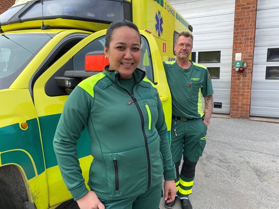 Muriel Mae Nario Belviz och Mikael Viklund framför en av bilarna.