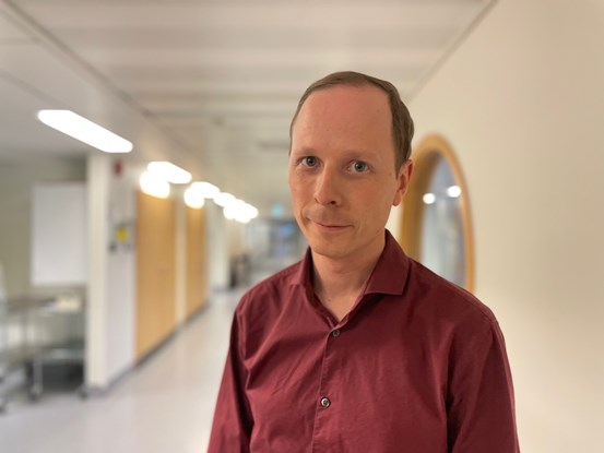 Jonas Lindbäck i korridor på sjukhuset