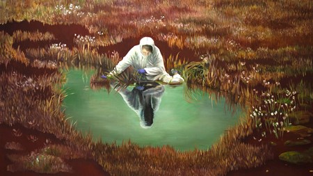 Målning. En kvinna sitter på marken i vitskimrande skyddsdräkt och betraktar sin spegelbild i en göl med gröntonad yta, omgiven av gråbrunt gräs där enstaka vita tussar sticker upp.