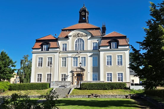 Skolbyggnaden gamla Rådhuset med parken nedanför.