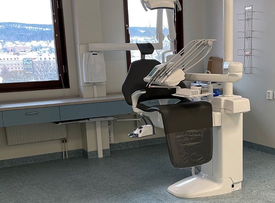 Behandlingsrum med tandläkarstol och utrustning