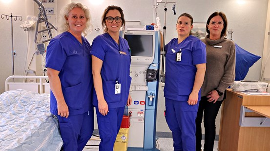 Från vänster på bilden, sjuksköterskorna Cecilia Lindmark, Nathalie Wessman och Ann-Charlotte Edholm ordnar logistiken så att patienterna kan få sin dialysbehandling, tillsammans med enhetschef Åsa Andersson längst till höger på bilden.