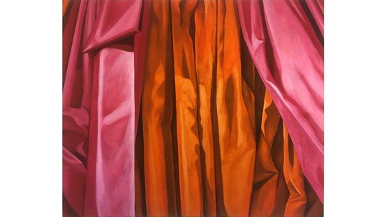 Ett grafiskt tryck av en målning. Motivet är tygstycken i rosa och orange. De hänger eller ligger och många veck har bildats. Till vänster en del av ett rosa tyg, i mitten det orangea och till höger ett till rosa. 
