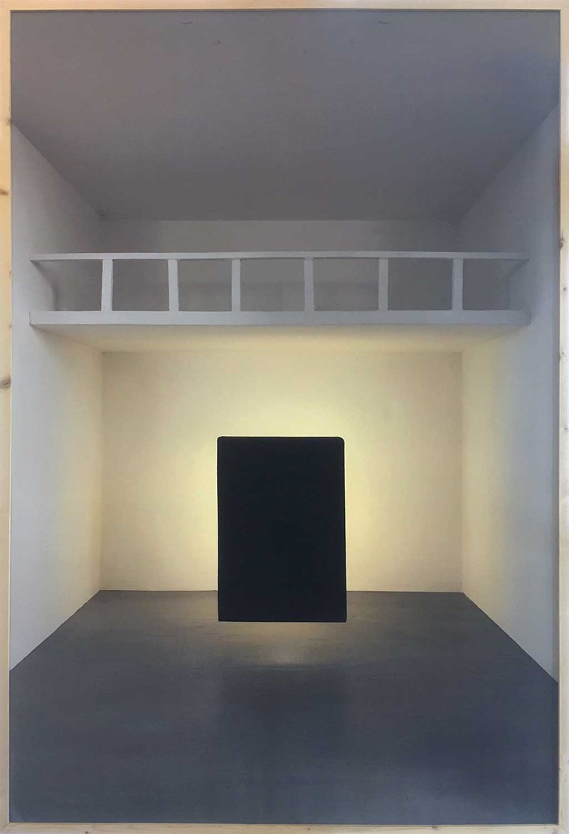 Fotografi som liknar realistiskt måleri av en rumsinteriör med loftsektion. Över det grå golvet svävar en svart rektangel med ett gulaktigt sken bakom, som kastar ett gulaktigt ljus på den bortre vita väggen.