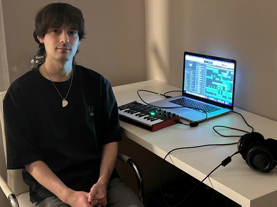 Ung man som sitter vid en dator.