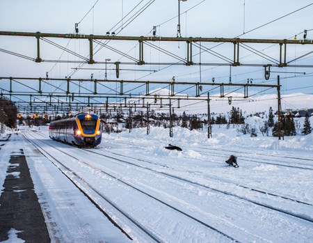 Ett tåg anländer till Storlien i vintertid