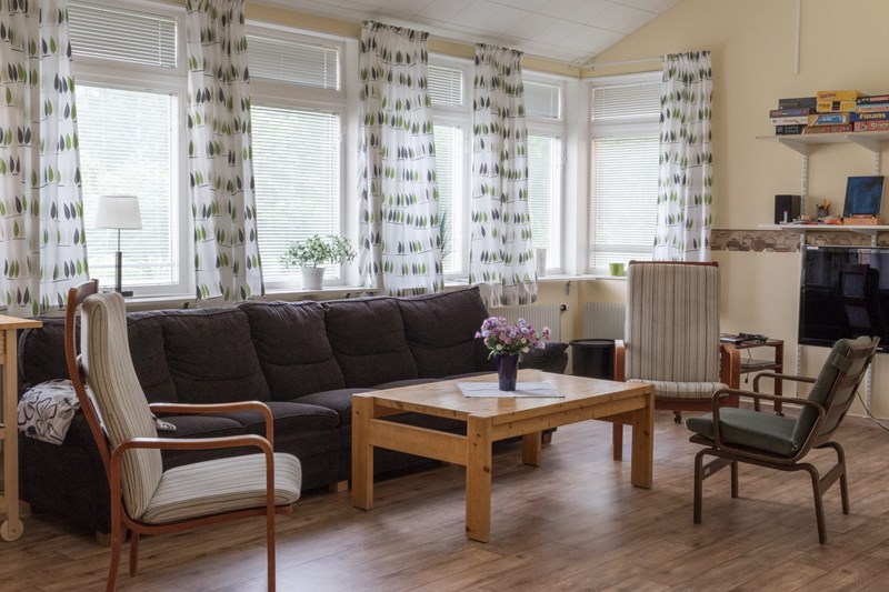 Gemensamt rum med soffa och fåtöljer