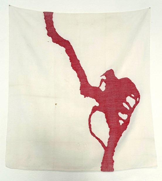 En vit textil med en röd form. 