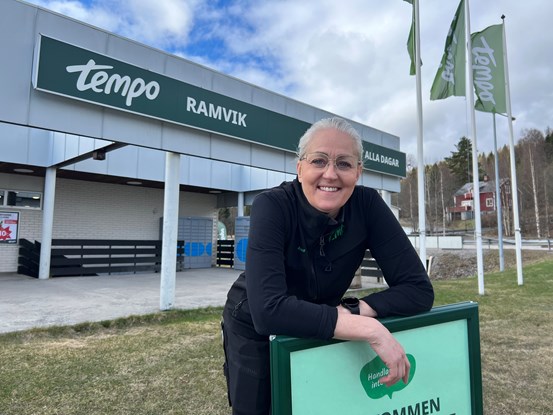 Anna utanför sin affär i Ramvik.