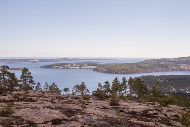 Vy över berg bakom öppet vatten.