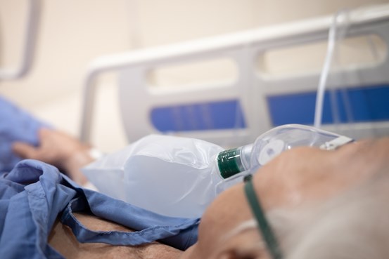 patient i säng med syrgasmask