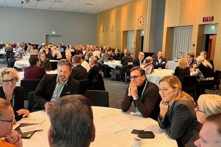 Grupper av människor som sitter och diskuterar