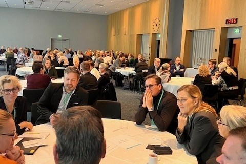 Grupper av människor som sitter och diskuterar