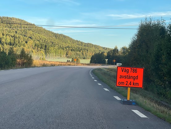 Bilväg med varningsskylt: Väg 786 avstängd om 2,4 km