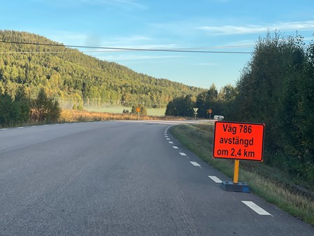 Bilväg med varningsskylt: Väg 786 avstängd om 2,4 km