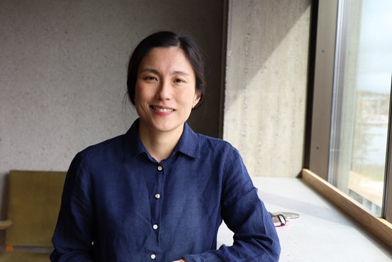 Jane Chu står och tittar in i kameran.