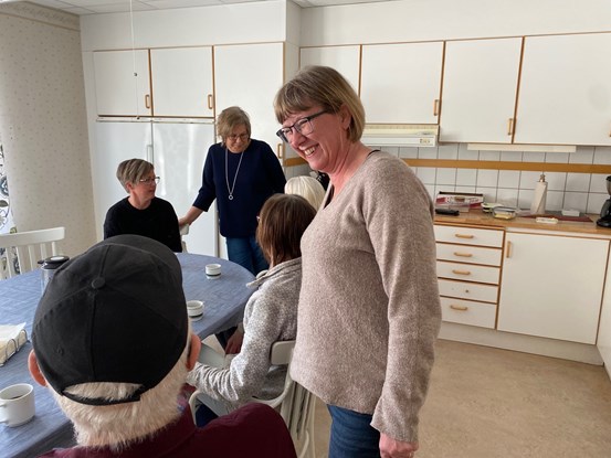 Personer vid dagverksamheten Örngruppen tillsammans med undersköterskan Anki Johansson