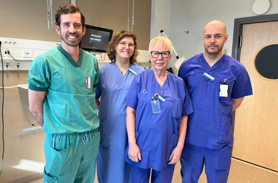 Narkosläkare Erik Svensk, intensivvårdsundersköterska Gunilla Christensen, iva-sjuksköterska Carin Mellberg och medicin-tekniskt ansvarig iva-sjuksköterska Samuel Jakobsson jobbade tillsammans på intensivvårdsavdelningen under pandemin. 