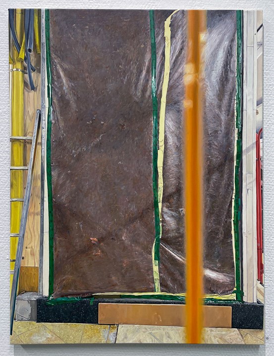 Målning. En detalj av en byggarbetsplats. Något på en vägg är förtäckt med mörk plast eller liknande. Det sitter grön och gulbeige tejp på den. Spånplattor syns på golvet framför. Till vänster syns grå och gula rör, och även en del av en metallstege. I förgrunden, vertikalt, syns ett suddigt orange rör eller kabel. 