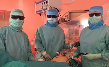 Här bär Lars Färnlöf, Lotta Andréen och Heléne Dalemo Lundin de speciella 3d-glasögon som kan användas vid titthålsoperationer