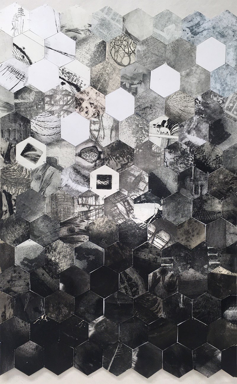 Hexagonformade bitar av kasserade grafiktryck som sytts ihop med lapptäcksteknik. Sedan har hela stycket monterats på ett tjockare papper. Bitarna är i svart-vitt och gråskala med de ljusare bitarna högst upp och mörkare nedåt.